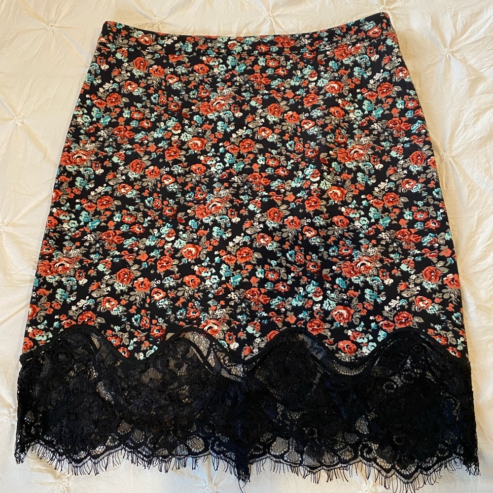 Trendy Floral high waist mini skirt with black lace detail, like new, size S